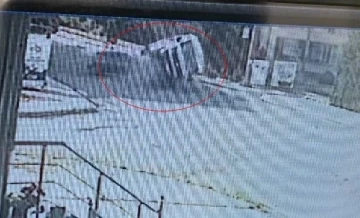 Otomobille çarpışan işçi servisinin devrildiği kaza kamerada
