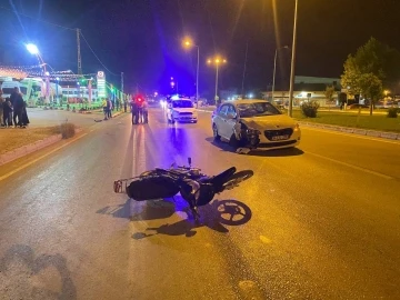 Otomobille çarpışan motosikletli genç ağır yaralandı
