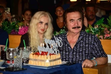 Özcan Deniz, Orhan Gencebay’ın doğum gününü sahneden kutladı
