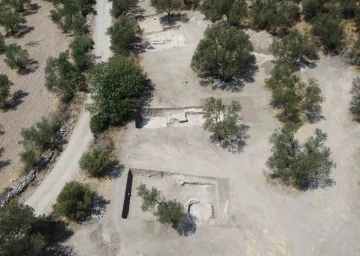 (Özel) Apollon Smintheus Tapınağı’nda 2 bin yıllık mezar bulundu
