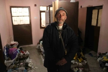Bursa'da çöp evde yaşayan adamın içler acısı hali