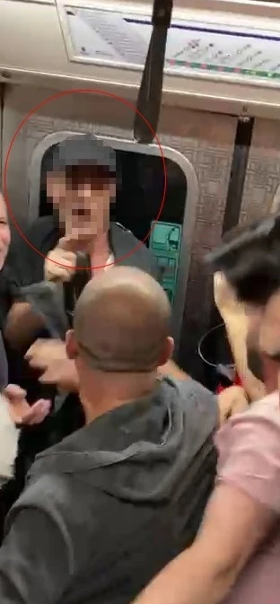(ÖZEL) Metroda tartıştığı kadın yolcuya vuran şahsa vatandaş tepkisi
