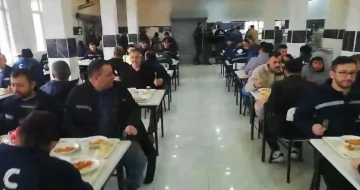 Bursa'da işçiler öğle yemeğinde eylem yaptı