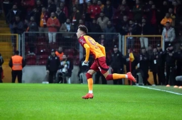 Galatasaraylı Özgür Baran Aksaka ilk lig maçına çıktı