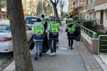 Özkan Alp gönüllüleri, duyarlılığı arttırmak için çöp topladı
