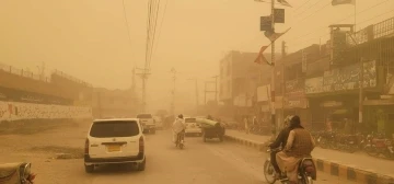 Pakistan’da kum fırtınası: Gökyüzü turuncuya boyandı
