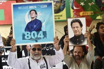 Pakistan’ın eski Başbakanı Khan, hakkındaki suçlamadan beraat etti