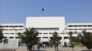 Pakistan'da göreve gelen geçici hükümeti zor gündem bekliyor