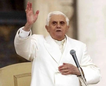 Papa Francis duyurdu: Eski Papa 16. Benedict çok hasta