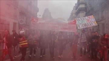 Paris'te maaş artışı talebiyle gösteri düzenlendi