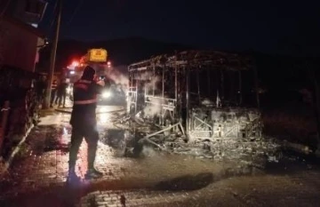 Park halindeki halk otobüsü alev alev yandı
