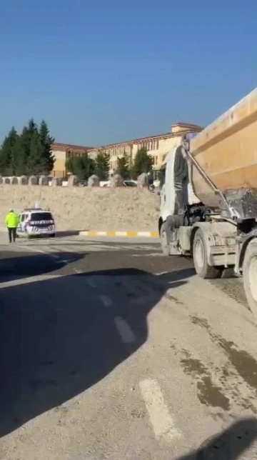 Pendik’te araçların üzerine çimento döken kamyon sürücüsüne 4 bin 559 TL ceza
