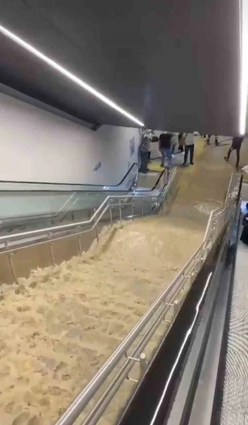 Pendik’te metro durağını su bastı
