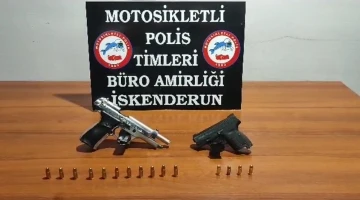 Polis, 2 şüpheliyi ruhsatsız silahlarla yakaladı

