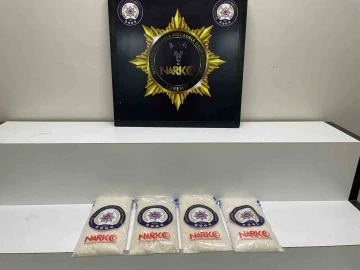 Polis operasyonunda kumaşların içine gizlenmiş 4 kilo 36 gram uyuşturucu madde ele geçirildi
