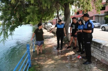 Polisler, kanalda yüzen çocukları sudan çıkartıp bilgilendirdi
