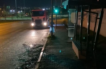 Polisten kaçan ehliyetsiz sürücü otobüs durağına çarptı