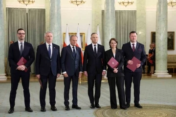 Polonya kabinesinde 4 bakan değişti
