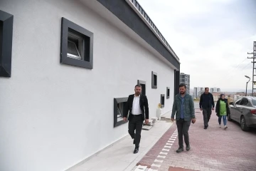 Pursaklar Belediye Başkanı Çetin, yapımı devam eden spor salonunda incelemelerde bulundu
