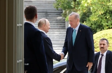 Putin, Cumhurbaşkanı Erdoğan’ı kapıda karşıladı

