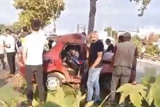 Bursa'da refüjdeki ağaca çarpan otomobil