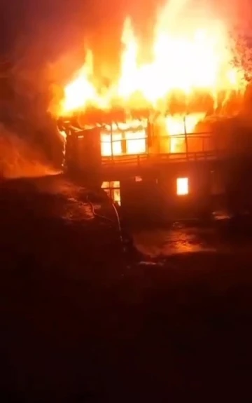 2 katlı ahşap ev çıkan yangında kül oldu