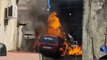 Rize’de park halindeki 2 otomobil yandı
