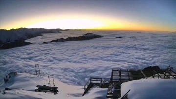 Rize'de karla kaplı yaylada oluşan "sis denizi" güvenlik kamerasına yansıdı