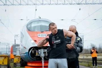 Rus atlet, 650 tonluk treni çekerek dünya rekoru kırdı
