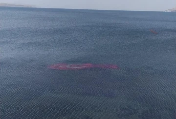 Rüzgarda Van Gölü’ne düşen dev Türk bayrağı Sahil Güvenlik ekiplerince çıkarıldı
