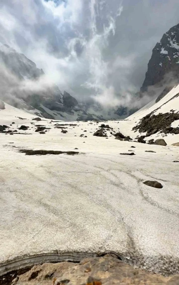Saatlerce çektiği karlı dağların doğası mest etti: Görüntüler Alpler ve Himalayalar’ı aratmadı
