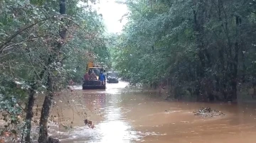 Sağanak yağışta bungalov evler sular içinde kaldı: Ekipler kayıp kişiler olabileceği konusundaki teyakkuzda
