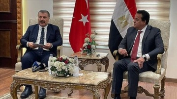 Sağlık Bakanı Koca, Mısır Sağlık Bakanı Abdulgaffar ile Kahire'de bir araya geldi