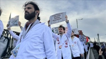 Sağlık çalışanları Gazze için yürüdü