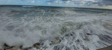 Sahili döven dev dalgalar, Cide-Bartın Karayolu’na zarar verdi
