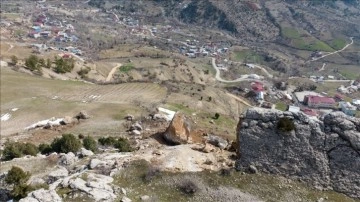 Şahinkayası'nın depremde kopan parçaları, adını verdiği mahalleyi tehdit ediyor