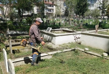 Sakarya’da mezarlıklar bayrama hazırlanıyor

