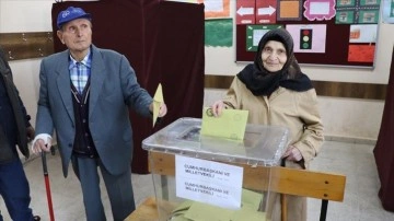 Sakarya, Kocaeli ve Zonguldak'ta "asırlık çınarlar" oy kullanmak için sandığa gitti