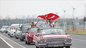Şampiyon milli tekvandocu Nafia Kuş, Adana'da klasik arabayla tur attı