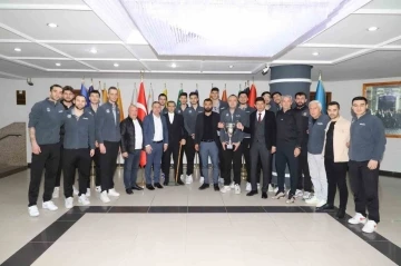 Şampiyon voleybol takımı kupayı Başkan Özcan’a teslim etti
