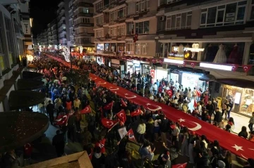 Samsun’da 1919 metrelik bayrakla &quot;Fener Alayı ve Gençlik Haftası&quot; yürüyüşü
