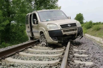 Samsun’da hafif ticari araç tren raylarına uçtu: 1 yaralı
