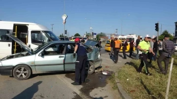 Samsun’da minibüs kavşakta iki araca çarptı: 7 yaralı
