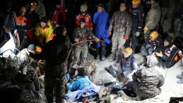 Şanlıurfa'da yıkılan binanın enkazından 22 saat sonra bir kadın kurtarıldı