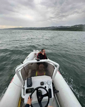 Sapanca Gölü’nde mahsur kalan 2 kişi AFAD ekiplerince kurtarıldı
