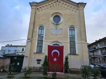 Silahlı saldırının düzenlendiği kiliseye Türk bayrağı asıldı