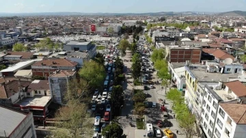 Şehrin merkezinde bayram yoğunluğu: Trafik felç oldu
