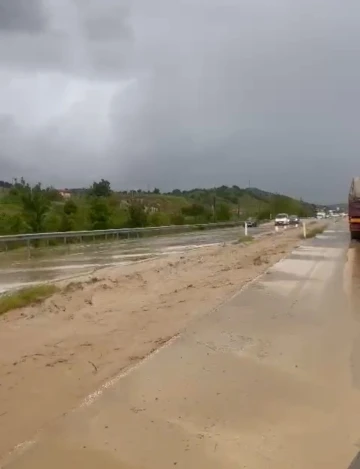 Sel suları Ankara-Çorum karayolunda sürücülere zor anlar yaşattı
