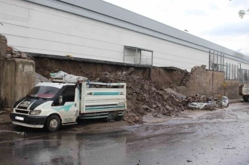Selde fabrikanın duvarı yıkıldı: 4 araç hurdaya döndü