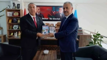 Serdar Ünsal, “Yüreğim İrevan’da Kaldı” romanını Eski Bakan ve Milletvekili Ahmet Arslan’a hediye etti
